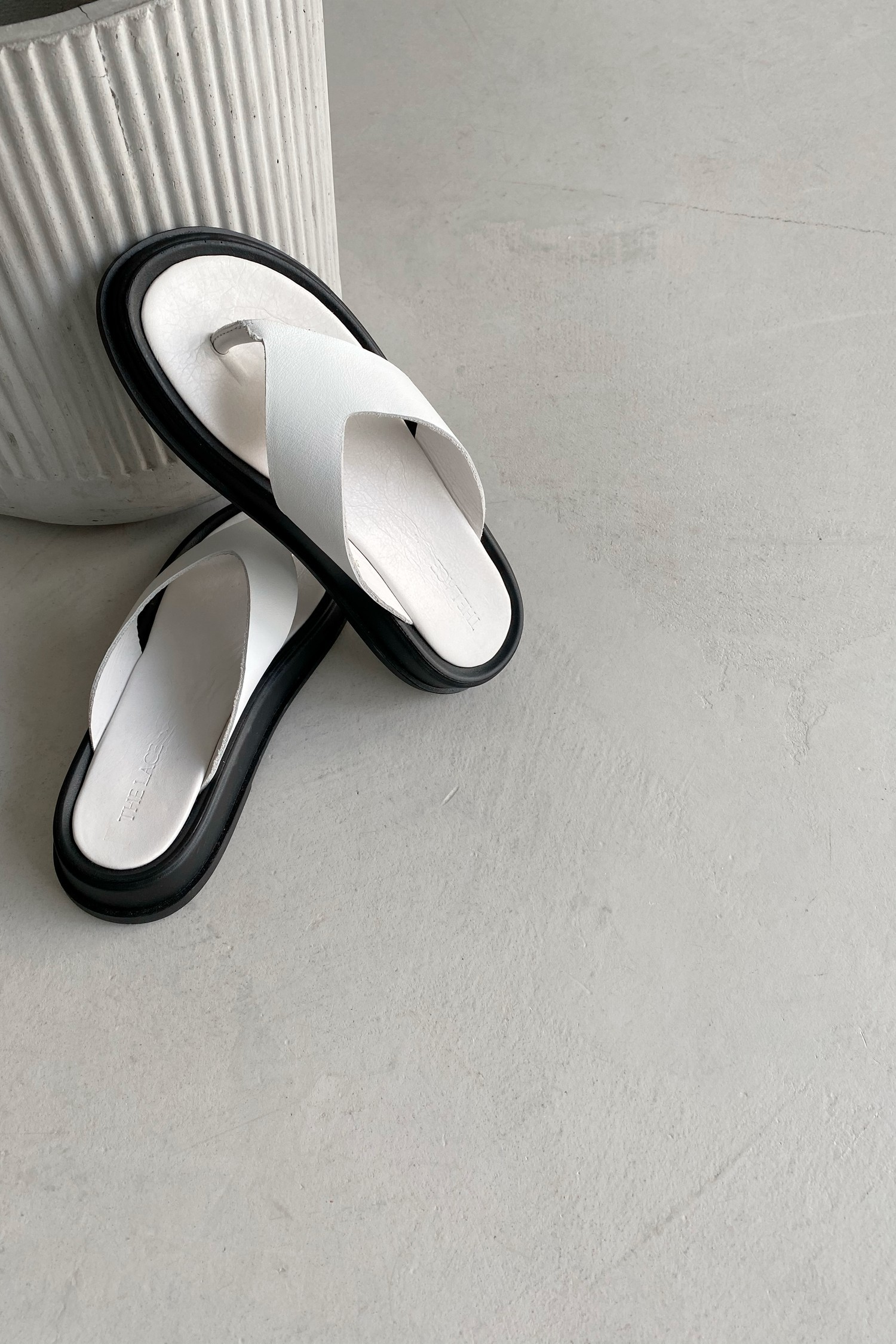 Leather flip flop sandals in white