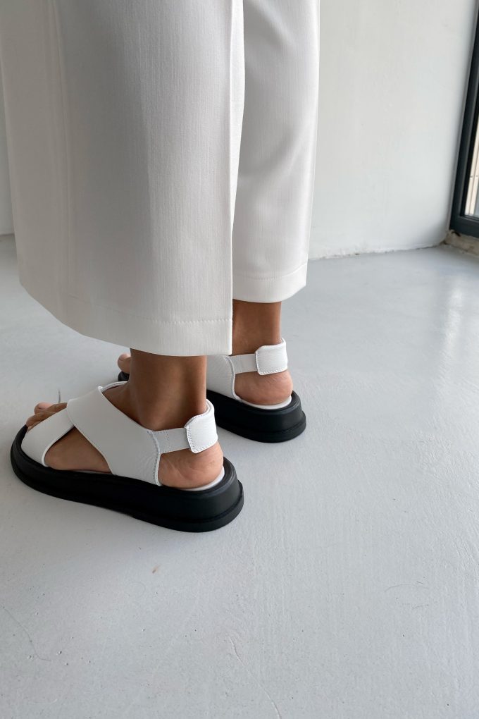 Шкіряні сандалі з широкими ремінцями білі