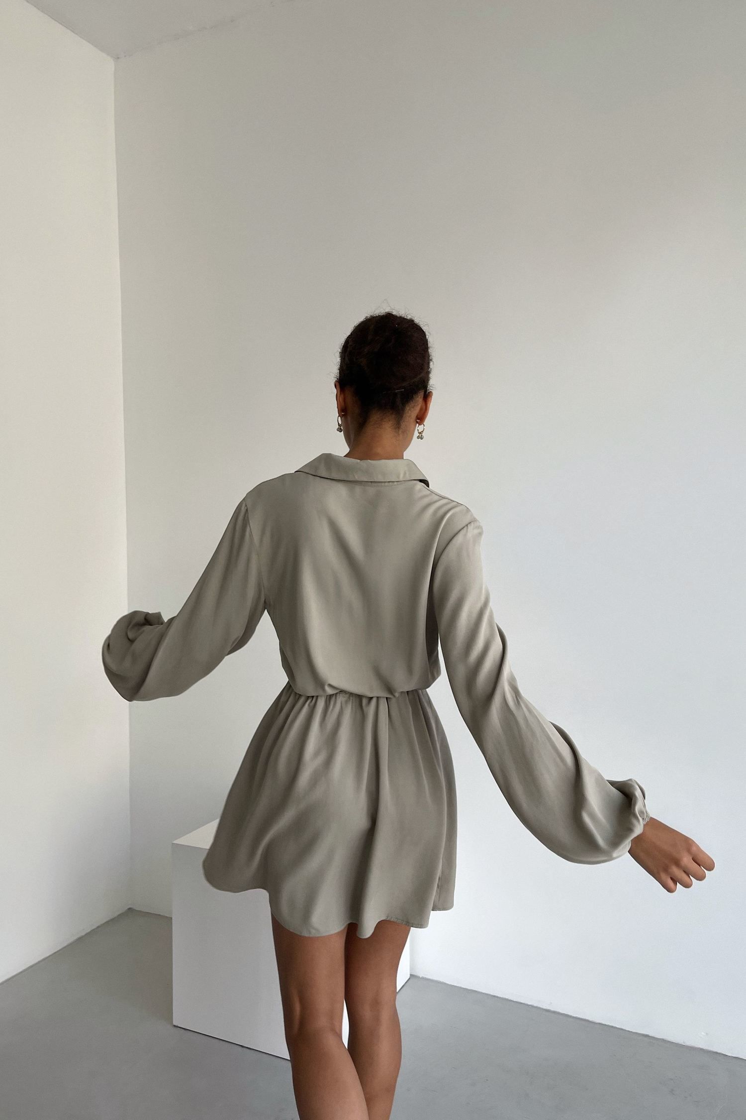Платье мини с кулиской и карманами оливковое - THE LACE