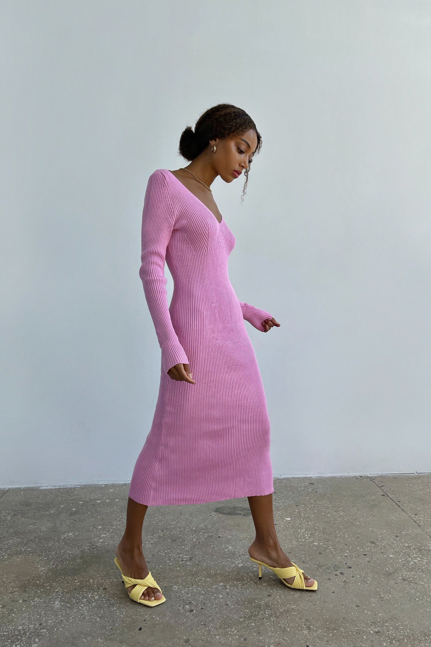 Трикотажное платье миди с открытой спиной розовое - THE LACE