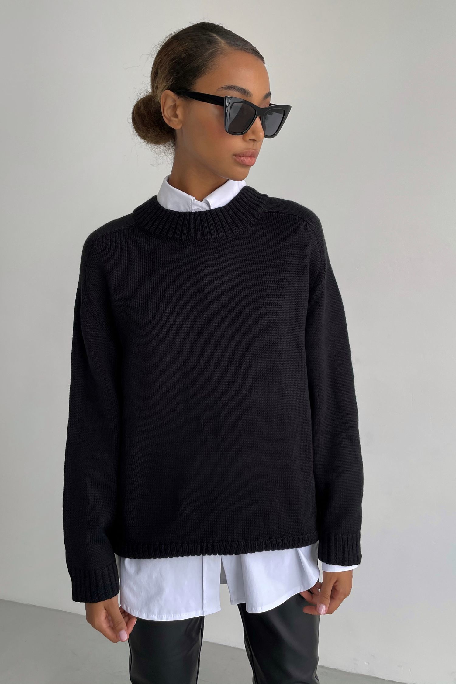 Wool blend straight fit sweater in black