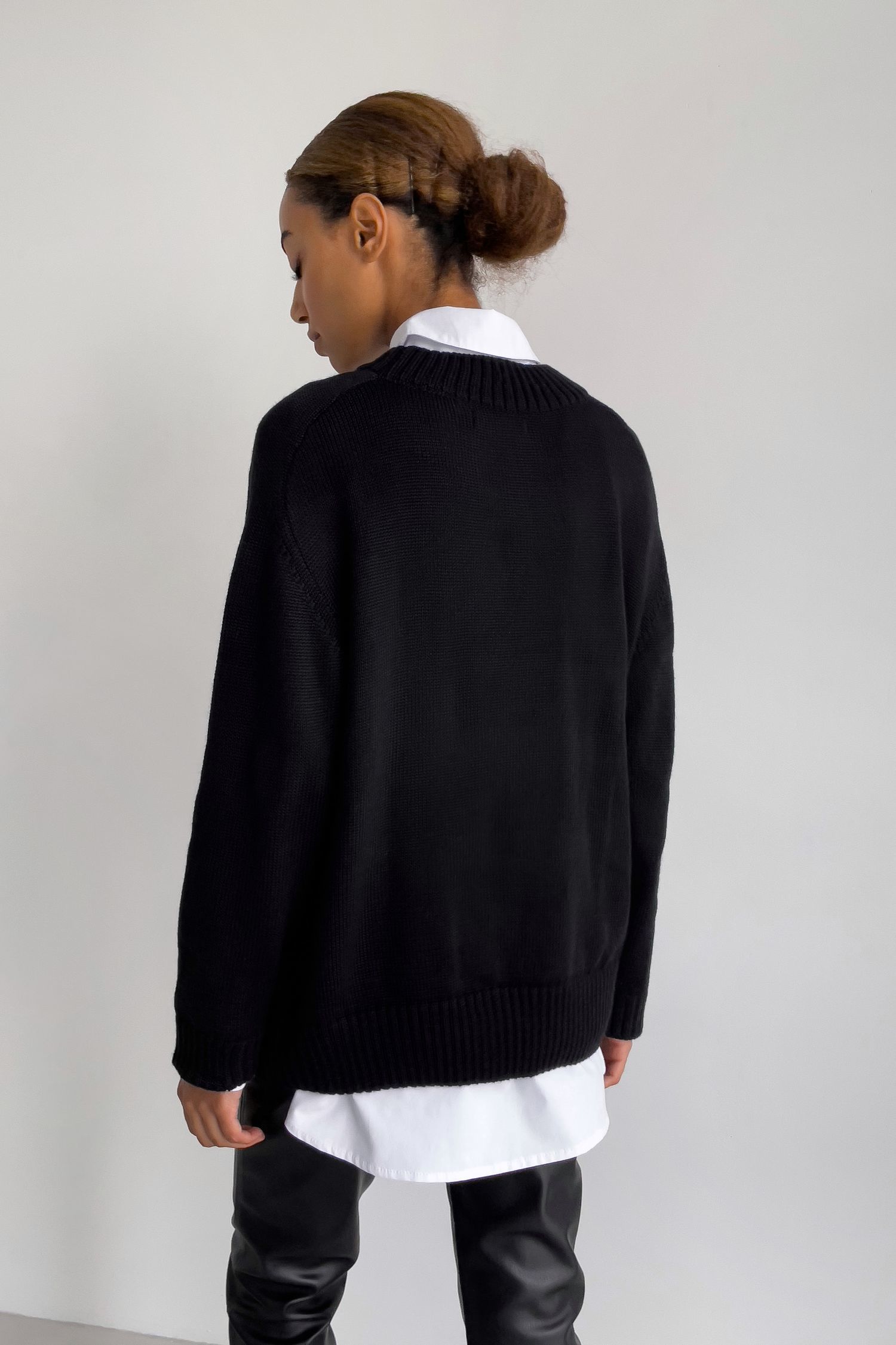 Черный шерстяной свитер прямого кроя - THE LACE
