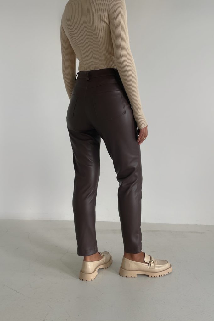 Faux leather pants in choco