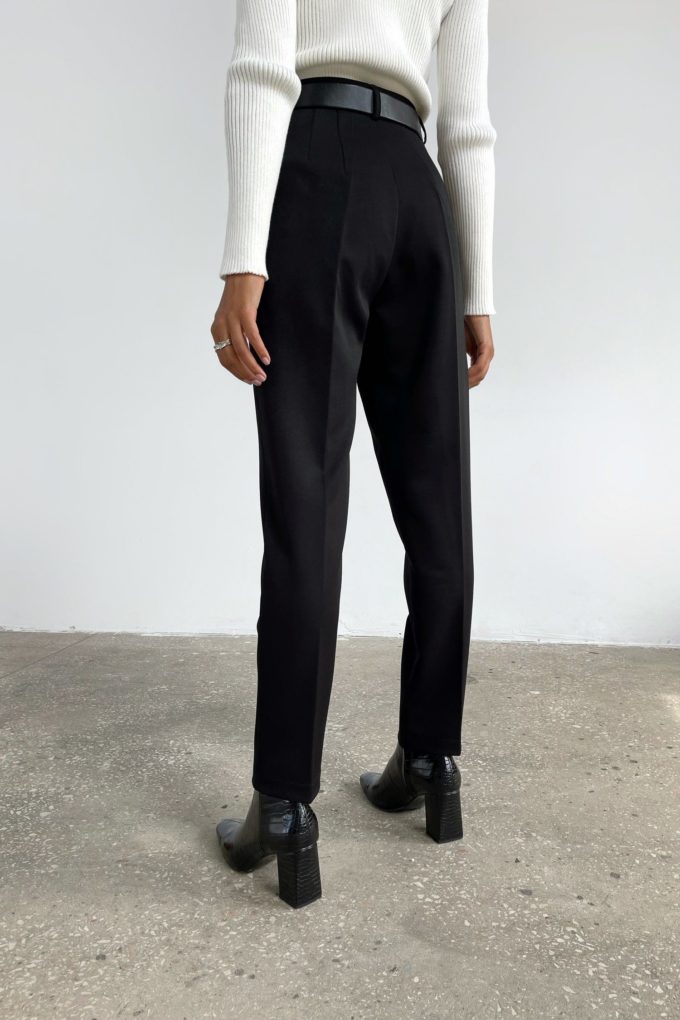 Classic pants with tucks in black