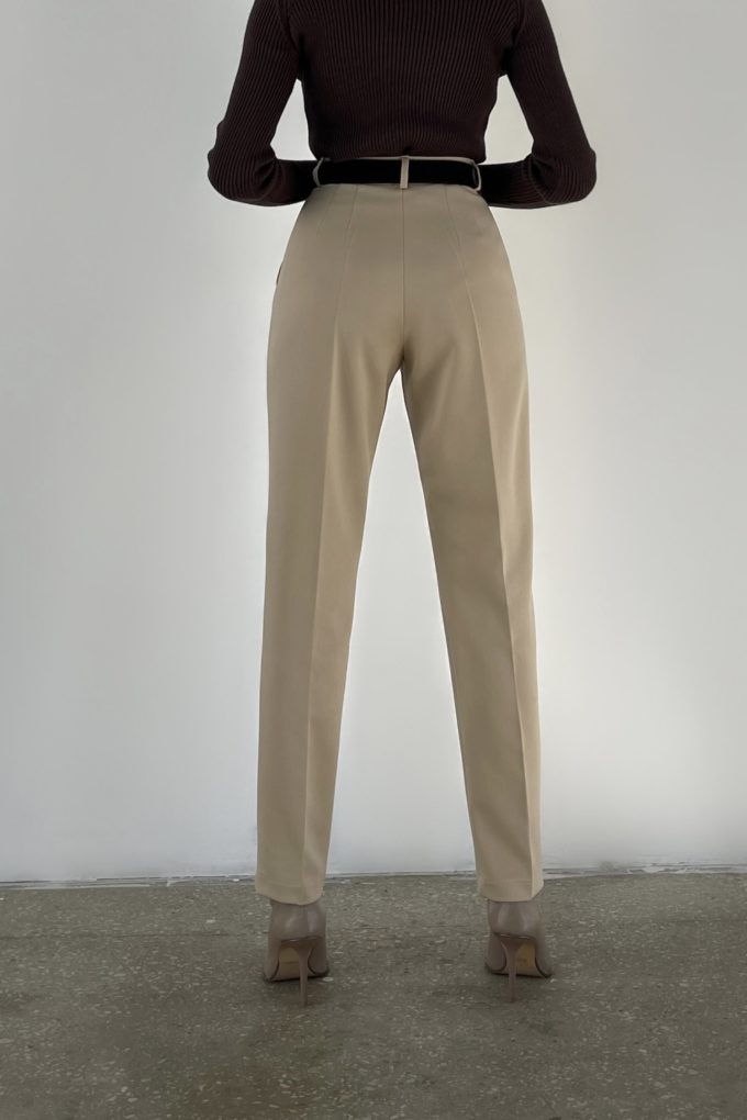 Classic pants with tucks in creamy