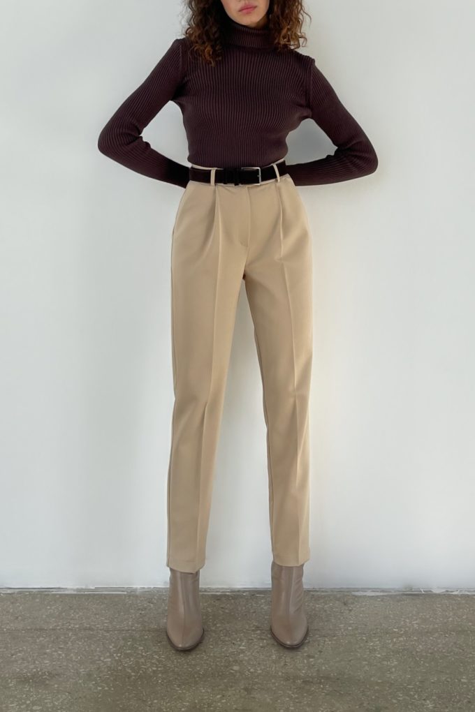 Classic pants with tucks in creamy