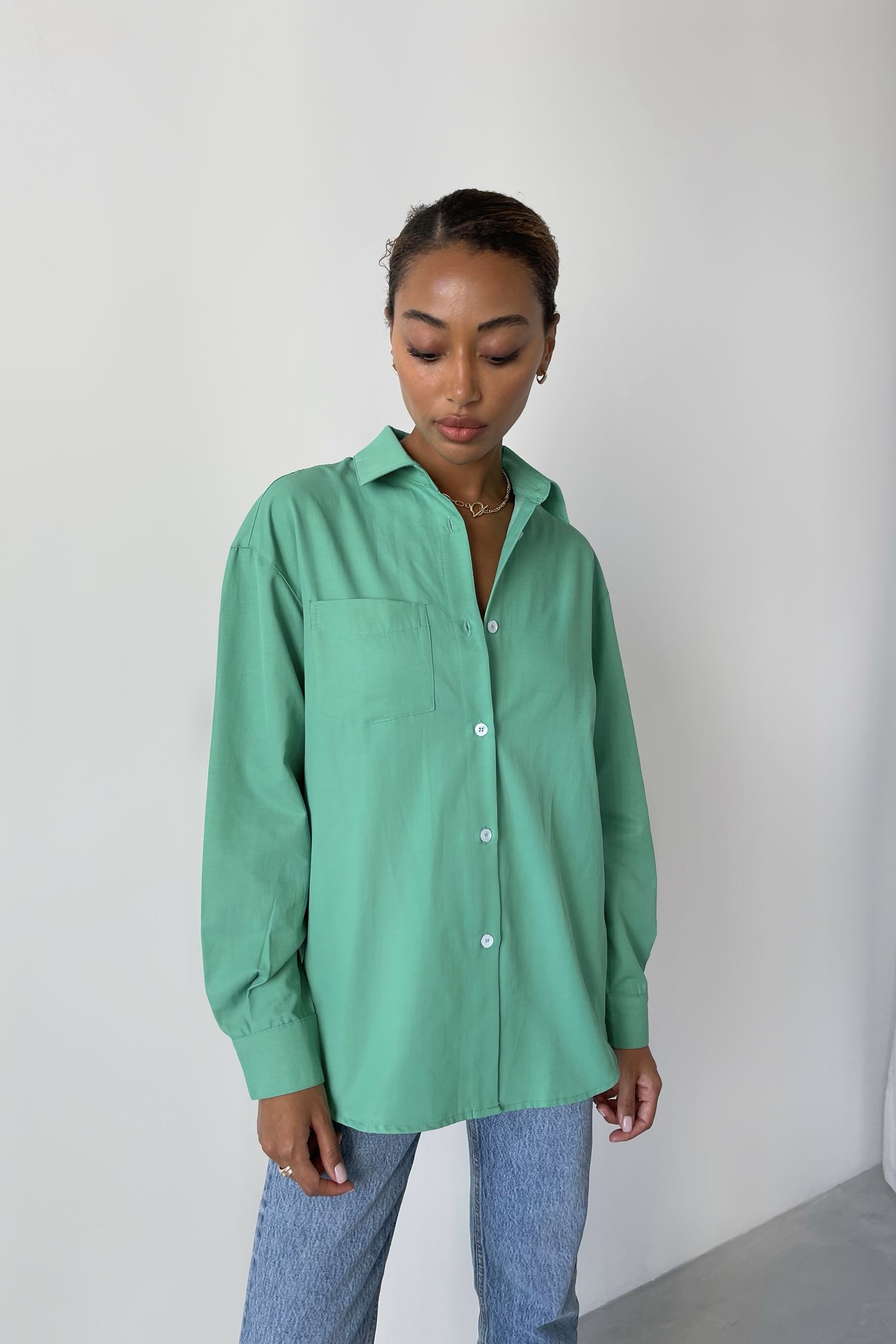 Рубашка оверсайз с накладным карманом зеленая - THE LACE