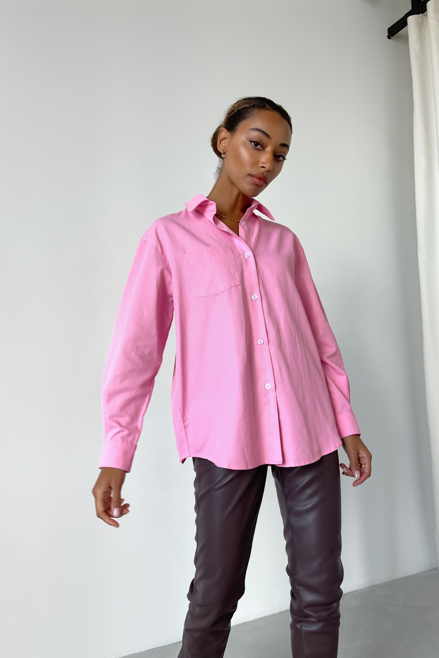 Рубашка оверсайз с накладным карманом розовая - THE LACE