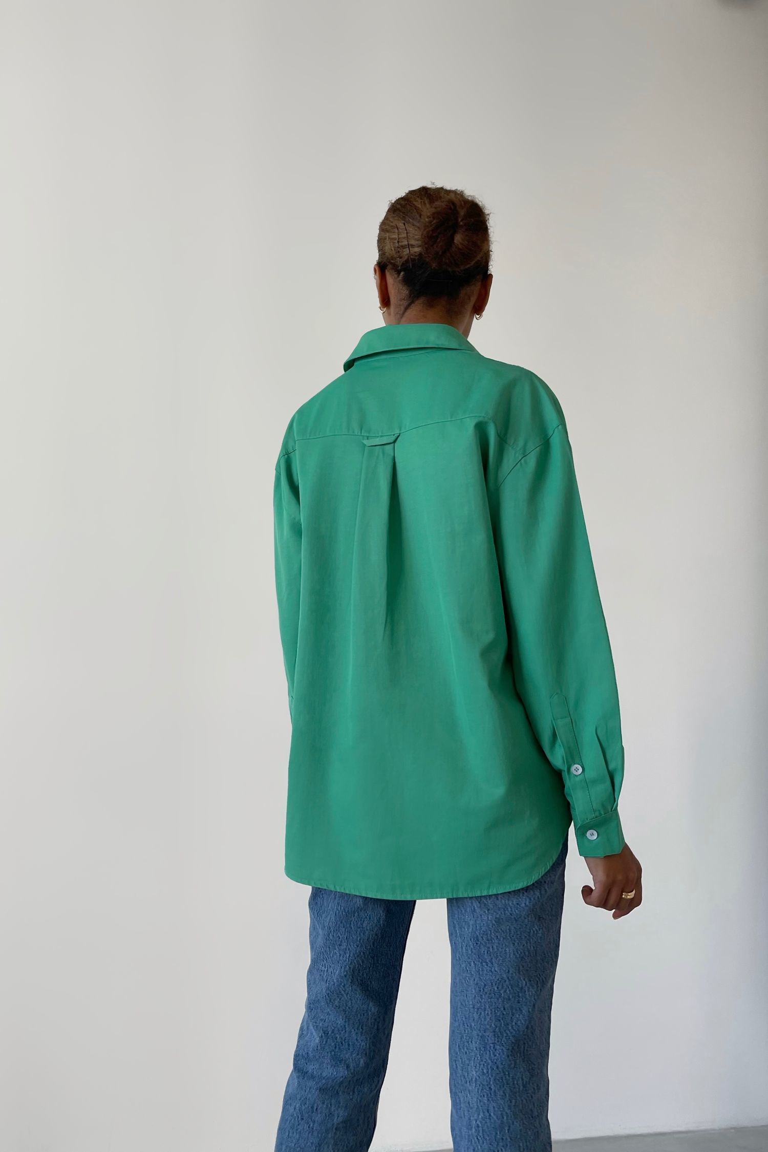 Рубашка оверсайз с накладным карманом зеленая - THE LACE