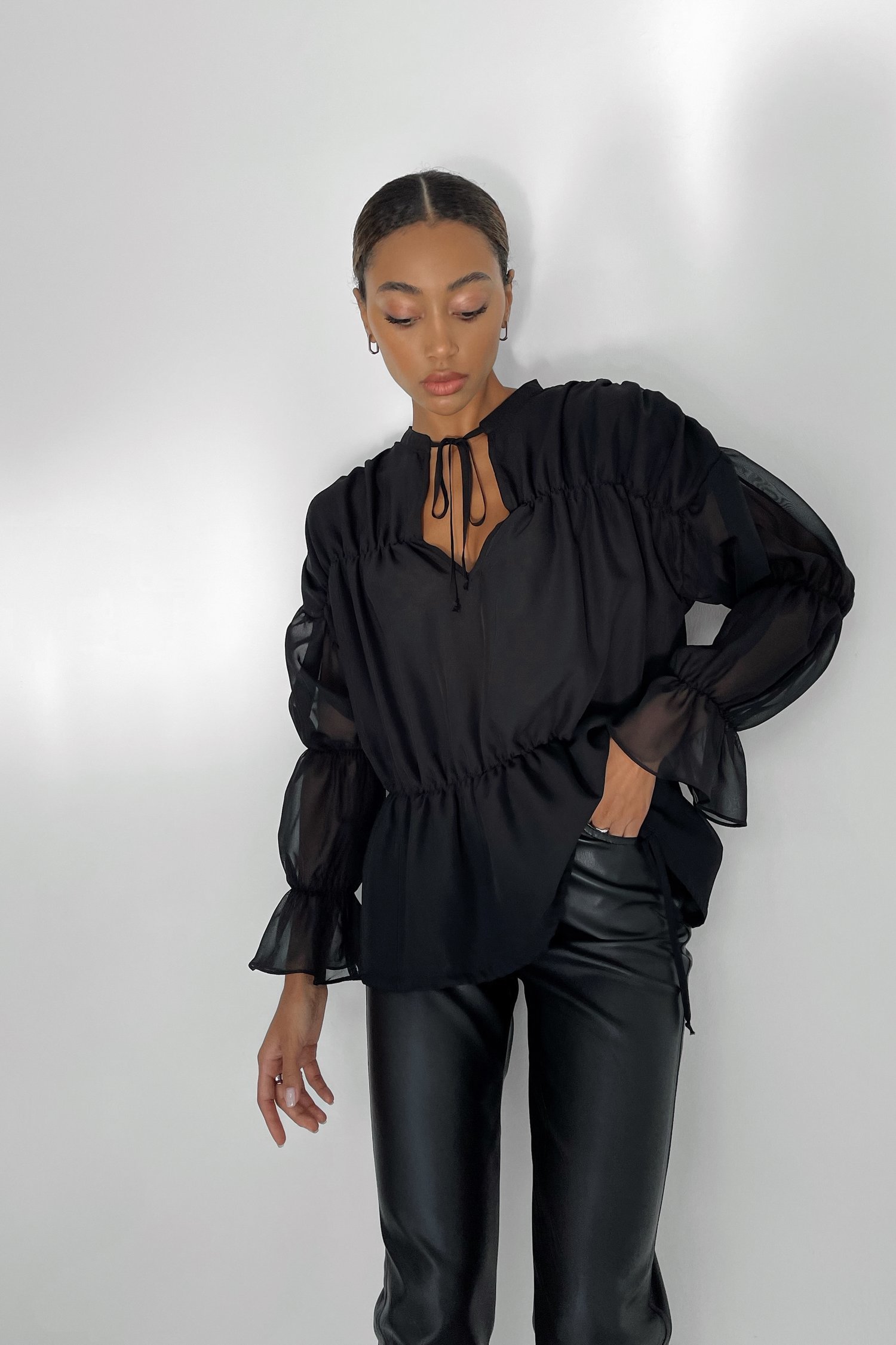 Блуза с завязками черная - THE LACE
