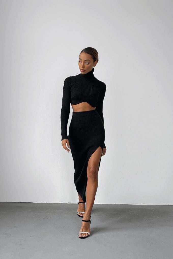 Knitted midi silhouette skirt in black