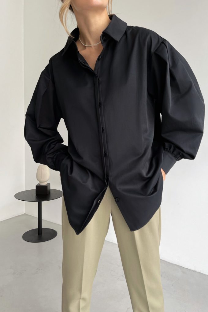 Shirt with puff sleeves in black