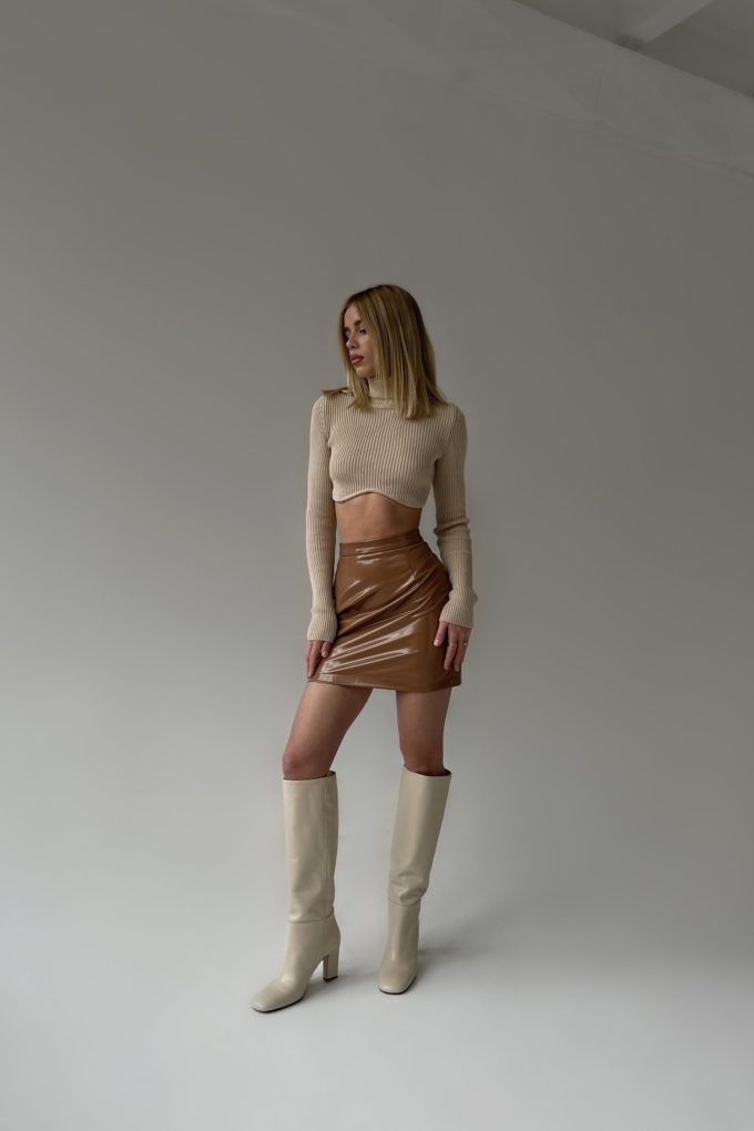 Mini skirt in cappuccino lacquered faux leather