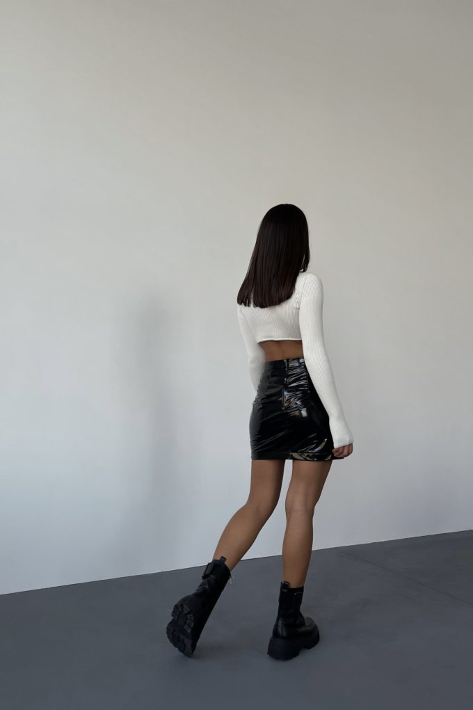 Mini skirt in black lacquered faux leather