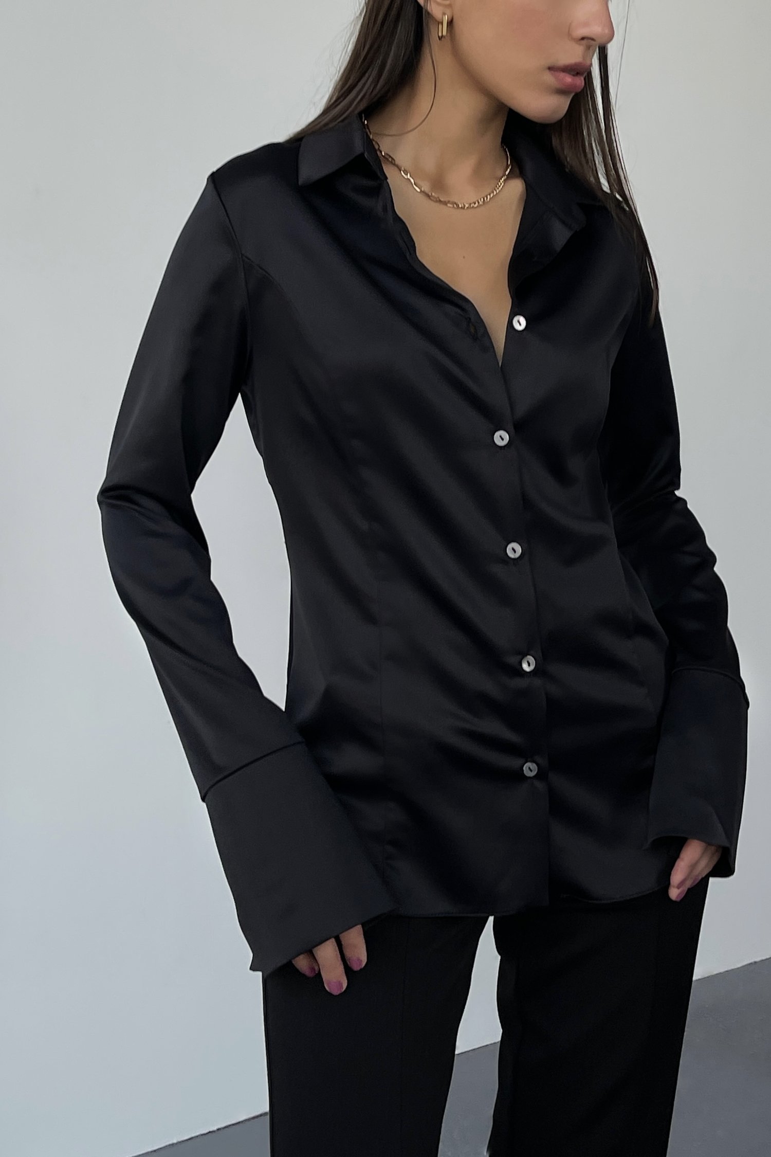 Блуза с широкими манжетами черная - THE LACE