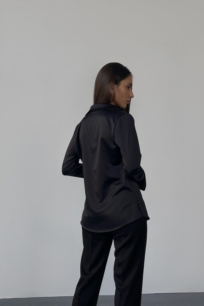 Blouse with wide cuffs in black