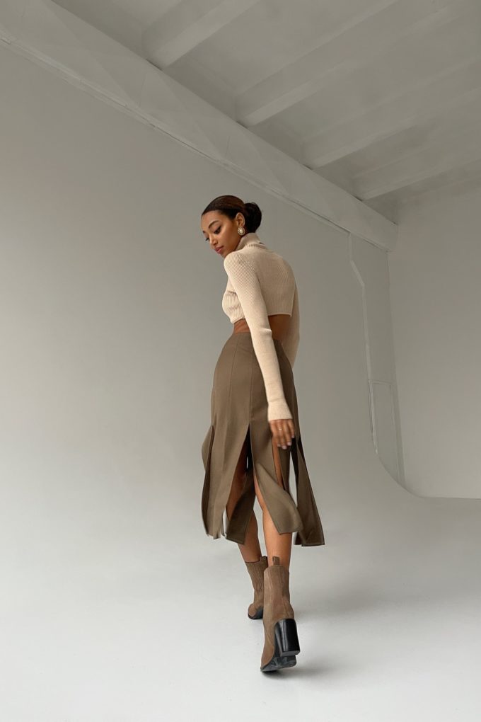 Woolen midi skirt with cuts in cappuccino