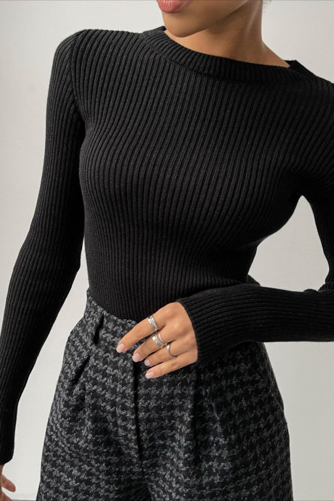 Knitted jumper in black