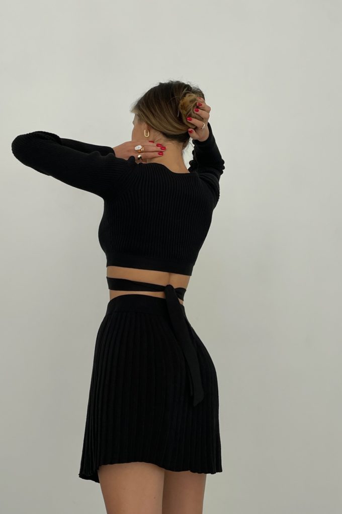 Knitted mini pleated skirt in black