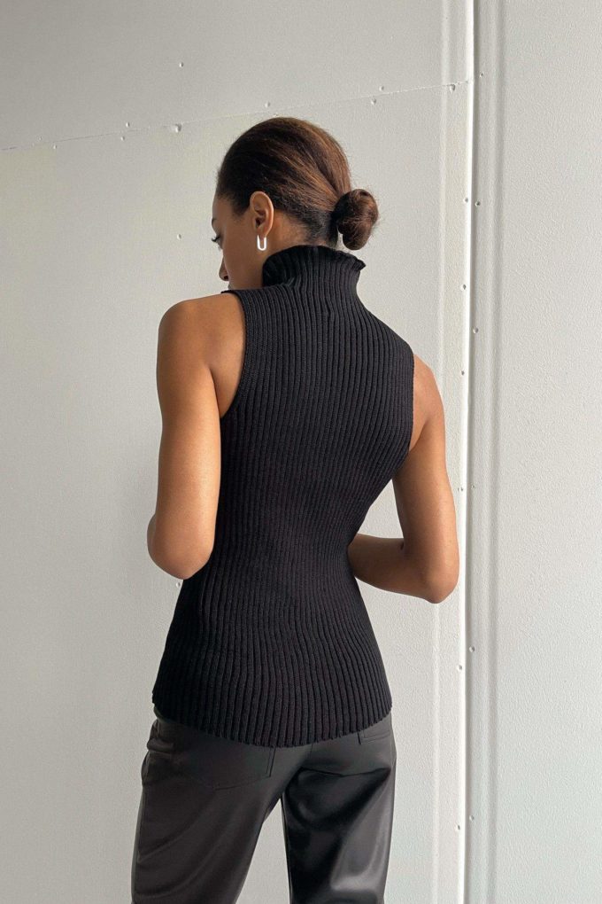 Knitted top in black