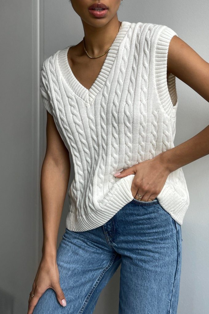 Knitted vest with pattern in milky