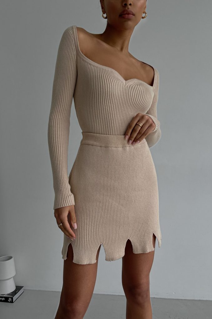 Knitted mini skirt with cuts in creamy