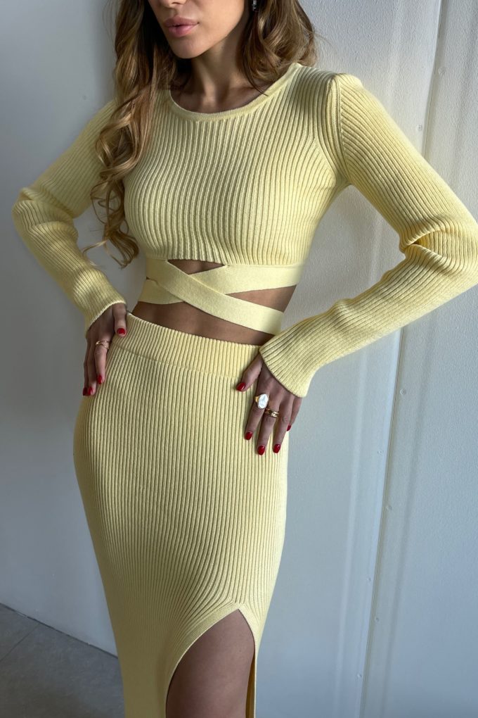 Knitted top with ties in yellow