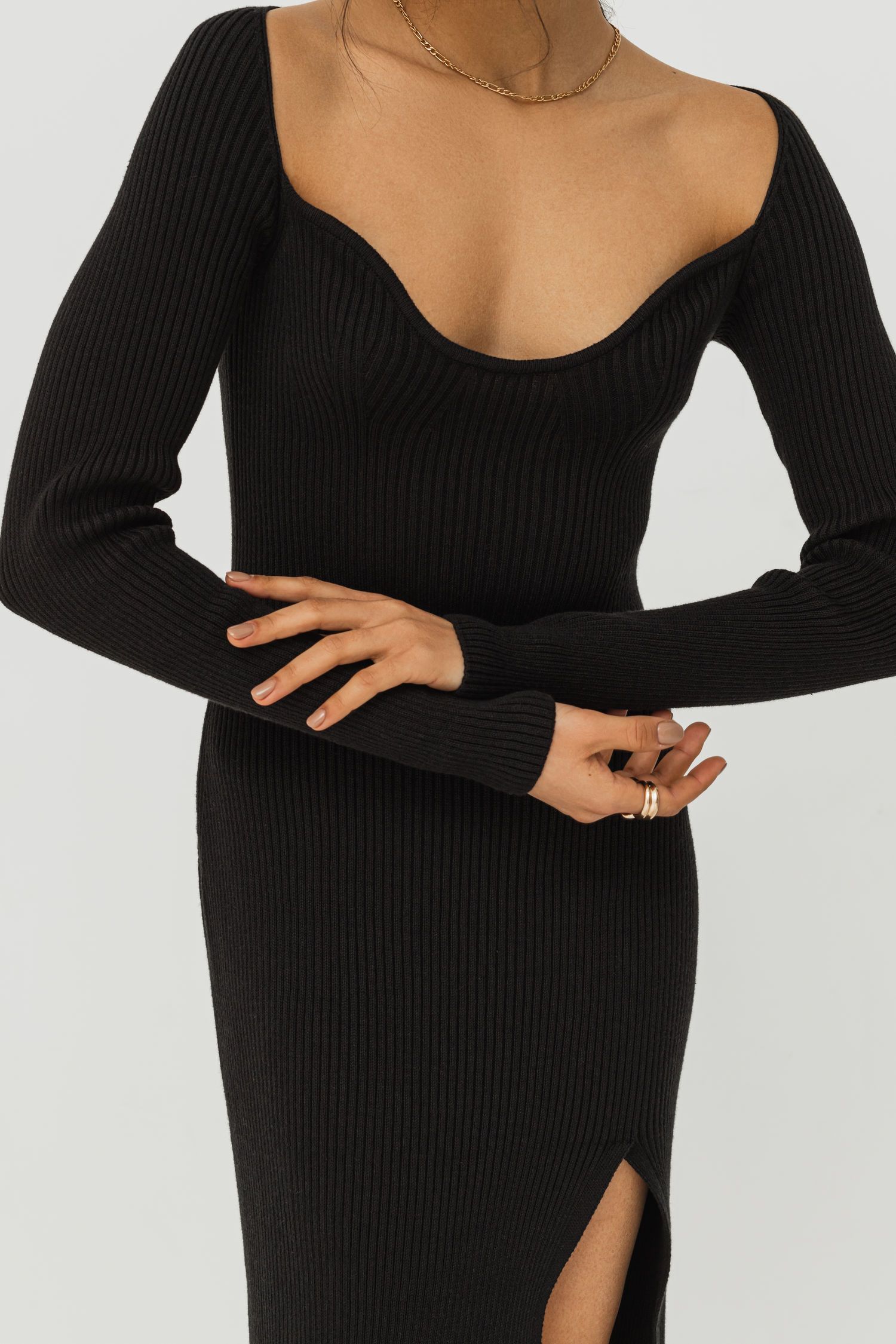 Трикотажна сукня міді з розрізом чорна - THE LACE фото 105601