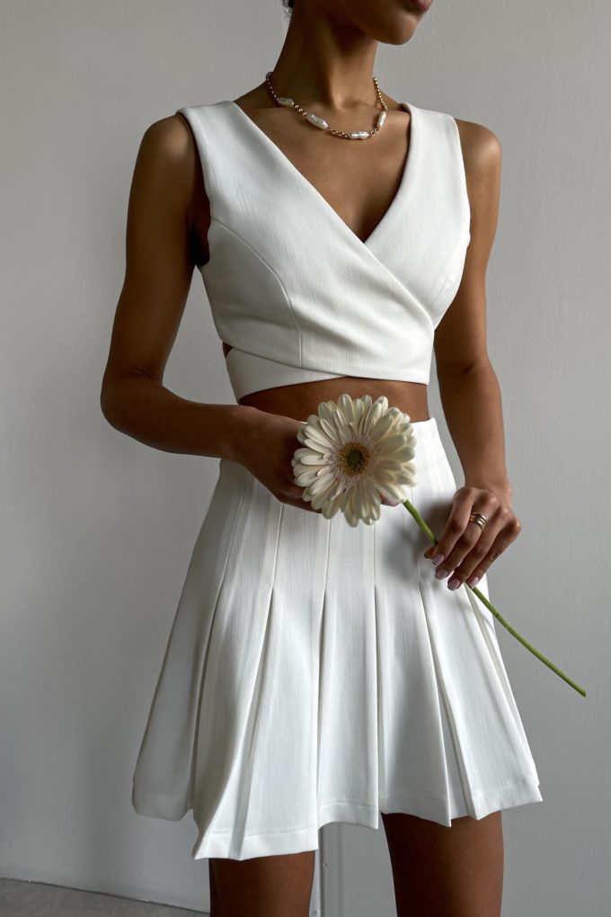 Skirt with pleats in white