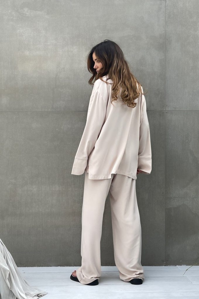 Loose shirt in pajama style in creamy