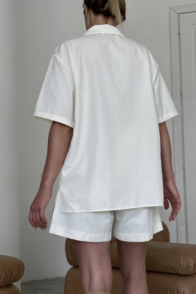 Light cotton shirt with short sleeves in milk