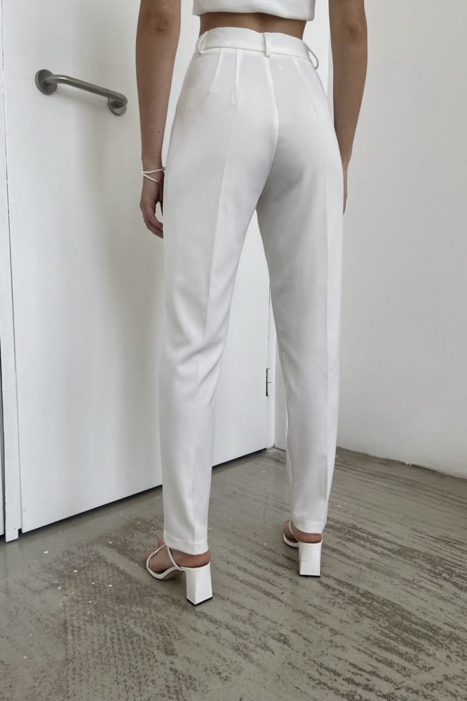 Pants with tucks in white photo 3