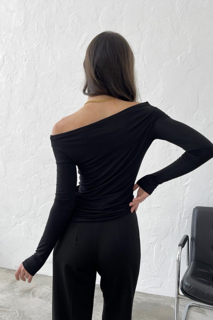 Longsleeve with lowered shoulders in black