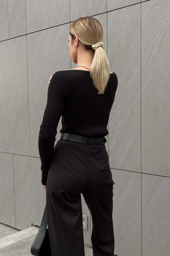 Jumper with shaped cut in black