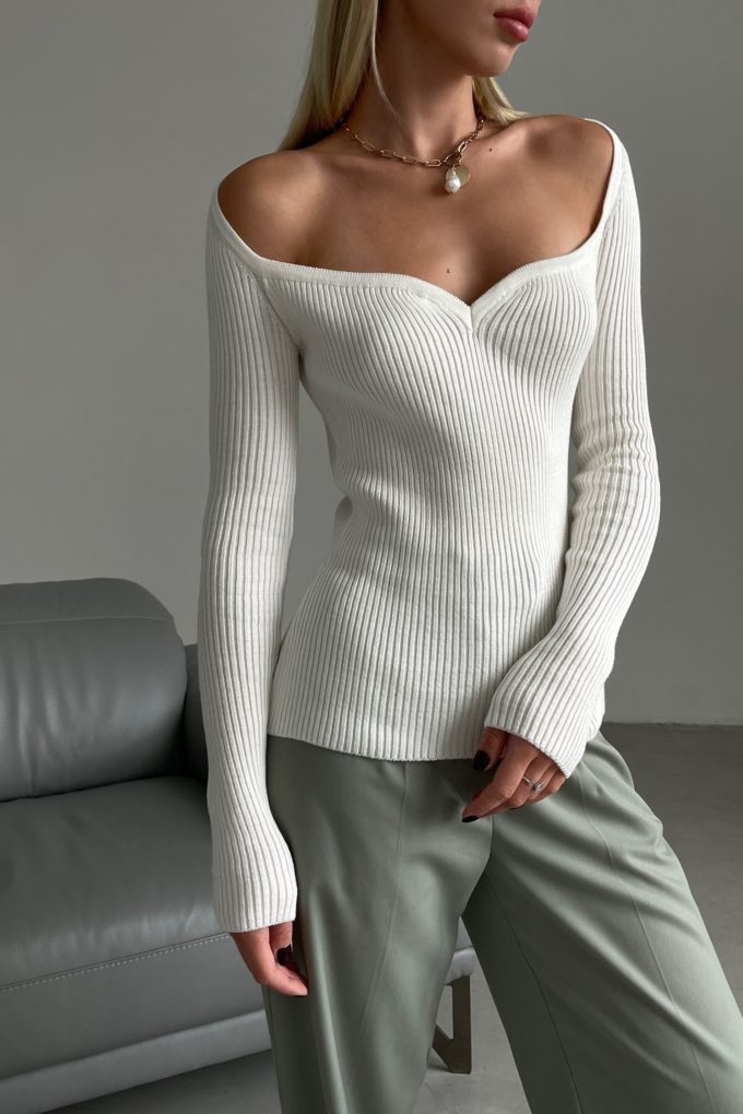 Jumper with shaped cut in milky