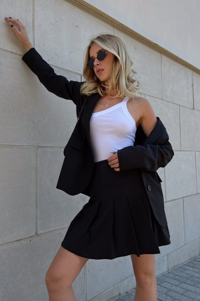 Skirt with pleats in black