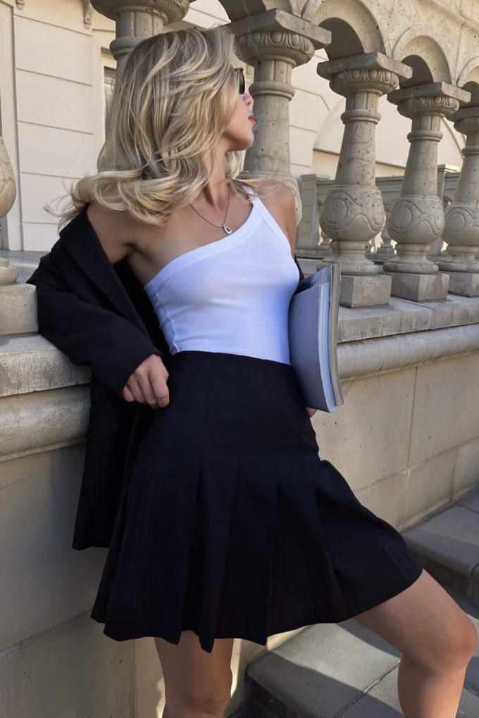 Skirt with pleats in black