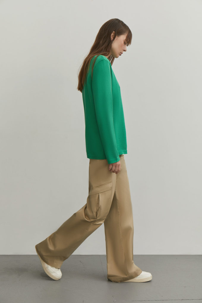 Beige cargo pants with side pockets photo 4