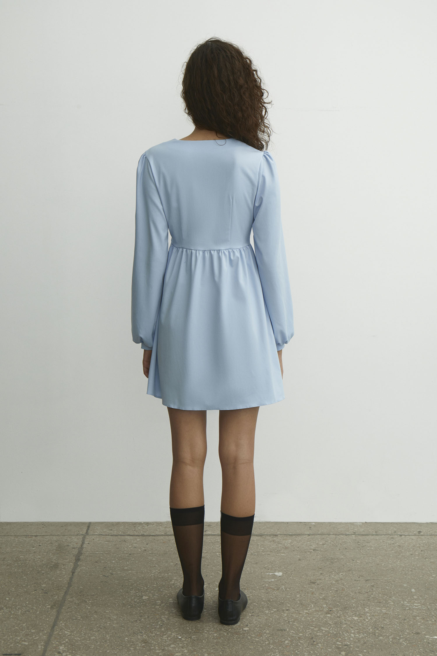 Сукня міні з фігурним вирізом блакитна - THE LACE photo 120574