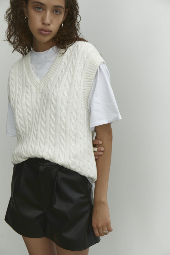 Knitted vest with pattern in milk photo 2