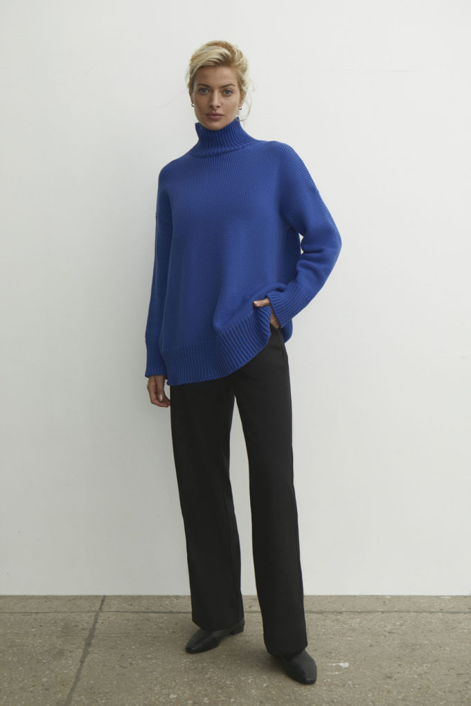 Sweater with wide cuffs is blue photo 2