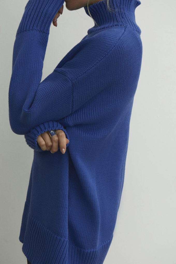 Sweater with wide cuffs is blue photo 4