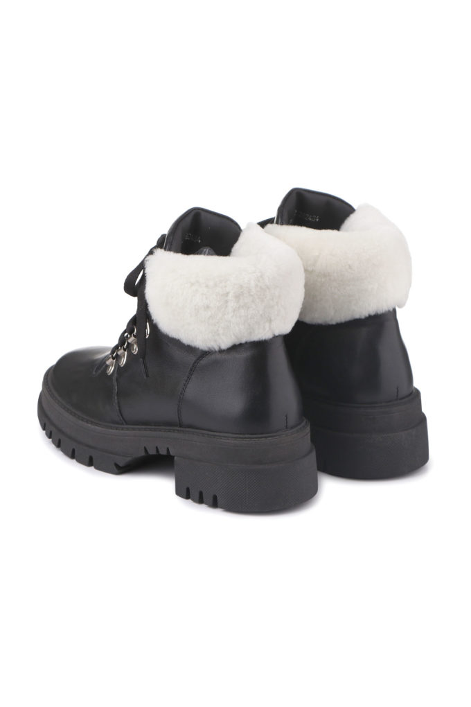 Winter hiking boots in black with white fur photo 4
