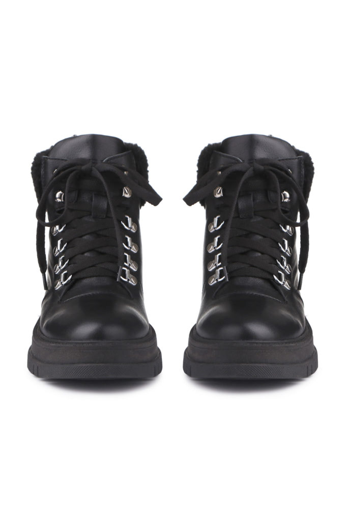 Winter hiking boots in black with black fur photo 2