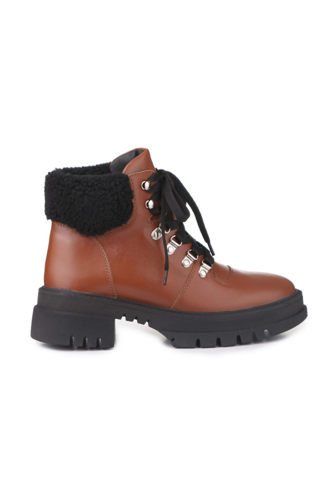 Winter hiking boots in camel with black fur photo 5