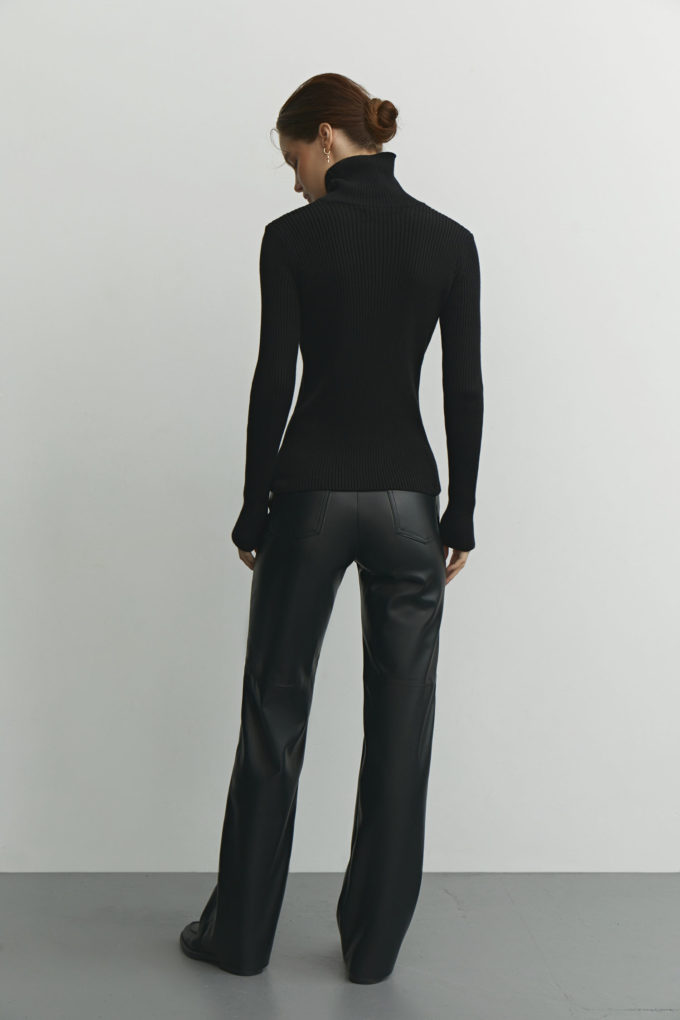 Turtleneck sweater in black photo 3