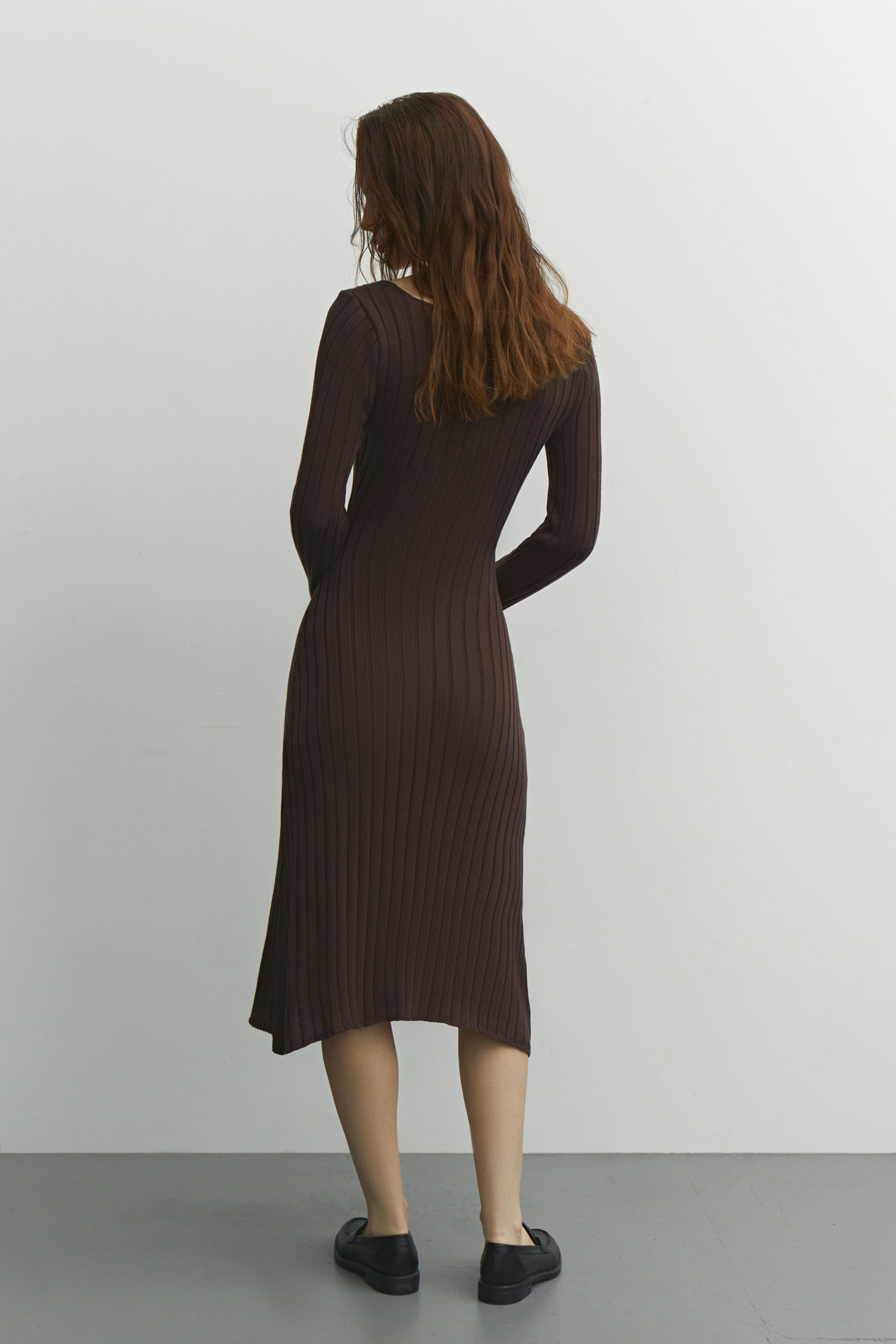 Трикотажна сукня міді з фігурним вирізом шоколадна - THE LACE photo 124365
