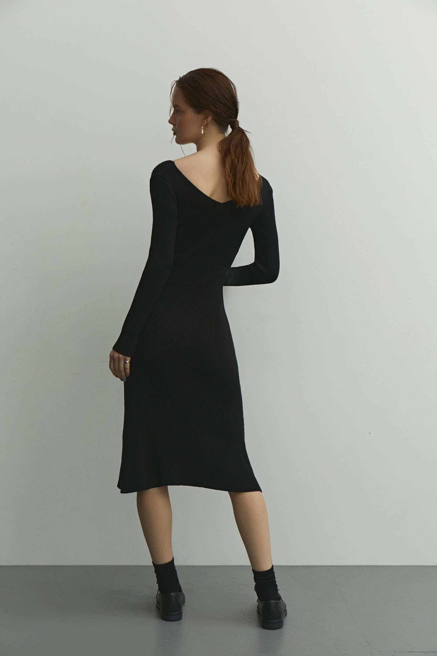 Трикотажна сукня міді на запах чорна - THE LACE фото 124373