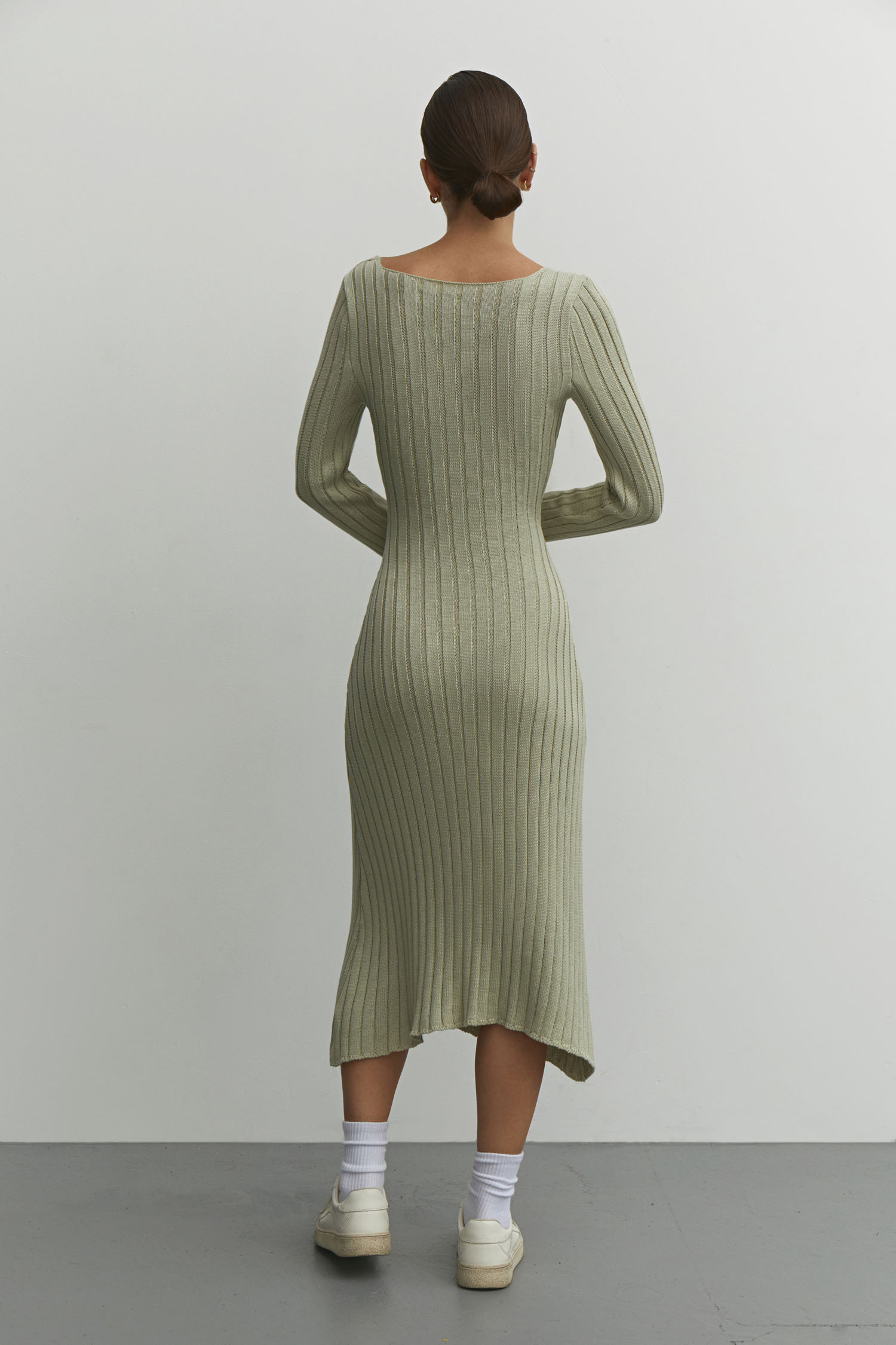 Трикотажна сукня міді з фігурним вирізом фісташкова - THE LACE photo 123561