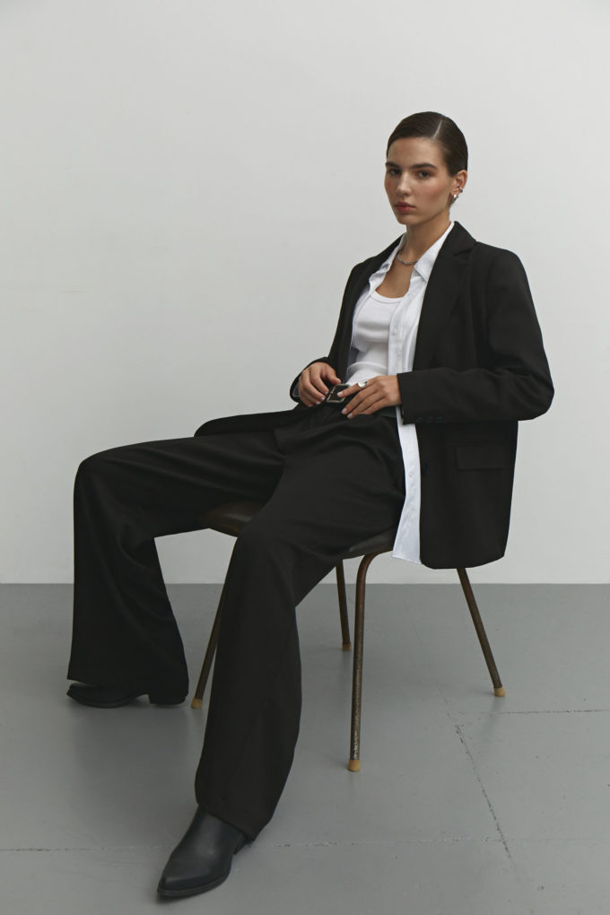 Low-waisted palazzo pants in black photo 6